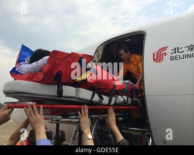 Entebbe, Uganda. 16th July, 2016. A seriously injured Chinese UN peacekeeper is lifted aboard a specialized medical rescue plane sent by the Chinese military in Entebbe, Uganda, July 16, 2016. Two Chinese UN peacekeepers seriously injured during the recent fighting in South Sudan were on Saturday afternoon airlifted to Beijing for specialized treatment and operations. Credit:  Yuan Qing/Xinhua/Alamy Live News Stock Photo