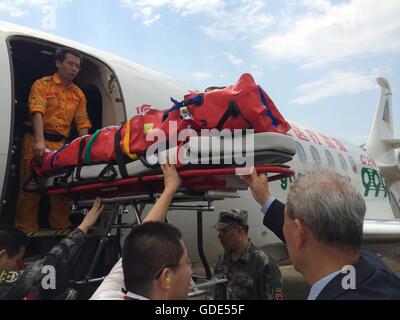 Entebbe, Uganda. 16th July, 2016. A seriously injured Chinese UN peacekeeper is lifted aboard a specialized medical rescue plane sent by the Chinese military in Entebbe, Uganda, July 16, 2016. Two Chinese UN peacekeepers seriously injured during the recent fighting in South Sudan were on Saturday afternoon airlifted to Beijing for specialized treatment and operations. Credit:  Yuan Qing/Xinhua/Alamy Live News Stock Photo