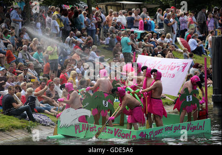 Plau am See, Germany. 16th July, 2016. The vesssel 'Plauer sind gut zu Voegeln' engaging in a water fight with spectators during the 'Badewannenrallye' (lit. bath tub rally) in Plau am See, Germany, 16 July 2016. The rafts have to stay afloat over a set distance, then the most imaginative vessels win prizes. Credit:  dpa picture alliance/Alamy Live News Stock Photo