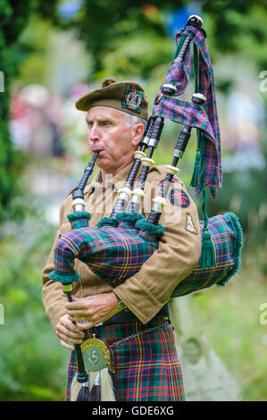 Woodhall Spa, Lincolnshire, UK. 16th July, 2016. The fifth annual Woodhall Spa 1940s Festival attracts 20,000 visitors over the weekend as it celebrates the best of life on the British Home Front of World War Two in the 1940s. Following an opening Remembrance Service in the village Church Yard the day unfolded with Military Wives Choir and 1940s performers plus a World War Two re-enactment group ‘digging in' and living in the woods for the weekend. Credit:  Matt Limb/Alamy Live News Stock Photo