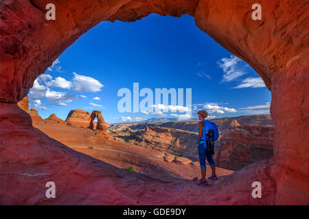 USA,Southwest,Colorado Plateau,Utah,Arches,National Park,Delicate arch,arch,red rock,woman,hiker,hike,outdoor,adven Stock Photo