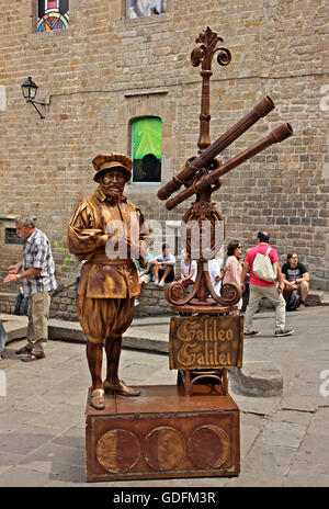 "Living statue"  in the Gothic Quarter (Barri Gotic), Barcelona, Catalonia, Spain. Stock Photo
