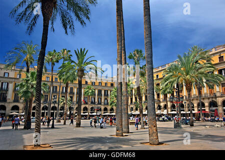 The Placa Reial, (Royal square), next to La Rambla, Barri Gotic (Gothic quarter), Barcelona, Catalonia, Spain Stock Photo