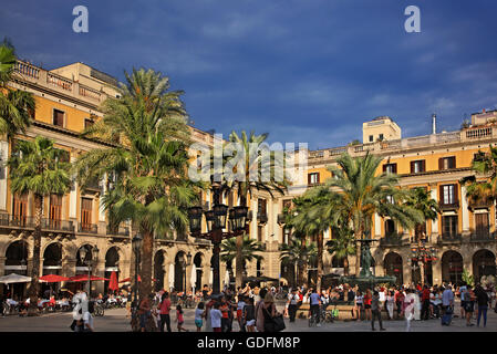 The Placa Reial, (Royal square), next to La Rambla, Barri Gotic (Gothic quarter), Barcelona, Catalonia, Spain Stock Photo