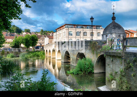 The river Avon running under Town Bridge at Bradford on Avon near Bath in the west of Wiltshire Stock Photo