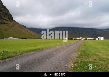 Iceland: houses under the volcano Eyjafjallajokull, whose 2010 eruption led to the closure of airspace from many Ue airports Stock Photo