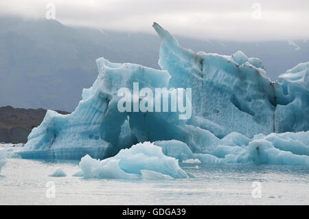 Iceland, Europe: details of the ice and the floating icebergs in the Jokulsarlon glacier lagoon, a glacial lake in the Vatnajokull National Park Stock Photo