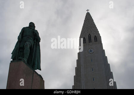 Reykjavik, Northern Europe: the Hallgrimskirkja, Luteran church of Hallgrimur, and the statue of explorer Leif Ericsson, two symbols of the city Stock Photo