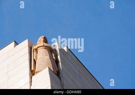 A carved granite statue stands tall in Hyde Park, Sydney, Australia at the top of the ANZAC memorial commemorating World War 1 Stock Photo