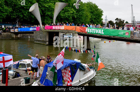 Bristol, UK. 16th July, 2016. Bristol Harbour Festival, the mostly free event started the Friday evening of 15 July and goes through to 17 July 2016. With music at half a dozen or more locations many informal buskers are also performing, Arts and performances at Castle Park, various activities both to watch and some trips available on the water. Food stalls are located in most of the busy area serving foods from around the world. Activities for available for the whole family. Credit:  Charles Stirling/Alamy Live News Stock Photo