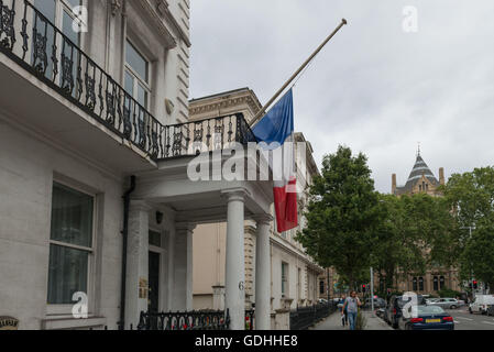 Londoners paying tributes outside London French Consulate after 84 was killed in France last night. 15th July, 2016. The French national flag is lowered at half-mast as three days of national mourning is declared for France. Fully armed Met Police officers patrolling the South Kensington area as London is staying on high alert following the attacks in Nice. © Velar Grant/ZUMA Wire/Alamy Live News Stock Photo