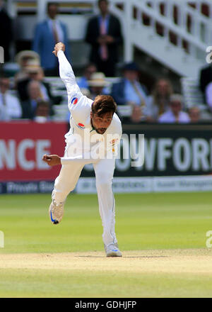 London, UK. 17th July, 2016. Lord's, London, England. The First Investec Cricket Test Match. England versus Pakistan. Pakistan&#x2019;s Mohammad Amir delivers Credit:  Action Plus Sports Images/Alamy Live News Stock Photo