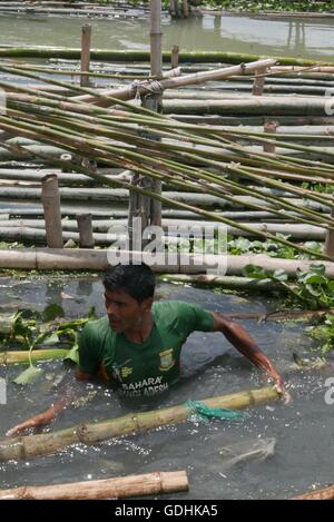 Dhaka, Bangladesh. 17th July, 2016. A Bangladeshi labors piling a ...