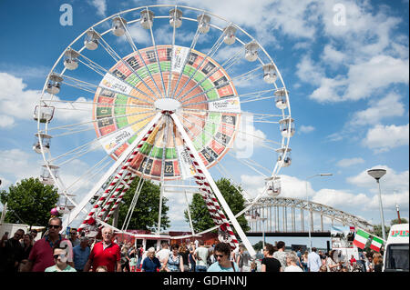 Nijmegen, The Netherlands. 18th July, 2016.The Vierdaagsefeesten celebration is the party around the International Four Days Marches Nijmegen, the world’s biggest multi-day walking event.Credit:  Romy Arroyo Fernandez/Alamy Live News Stock Photo