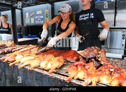 Toronto, Canada. 17th July, 2016. A barbecuer (C) cuts ribs during the 13th Annual Amacon Mississauga Rotary Ribfest in Mississauga, Ontario, Canada, July 17, 2016. The Rotary Ribfest is a community summer festival that takes place in Mississauga, with great food and entertainment. © Zou Zheng/Xinhua/Alamy Live News Stock Photo