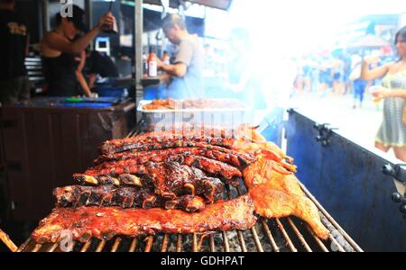 Toronto, Canada. 17th July, 2016. People line up for barbecues during the 13th Annual Amacon Mississauga Rotary Ribfest in Mississauga, Ontario, Canada, July 17, 2016. The Rotary Ribfest is a community summer festival that takes place in Mississauga, with great food and entertainment. © Zou Zheng/Xinhua/Alamy Live News Stock Photo