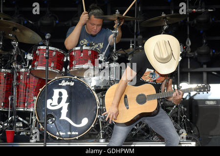 Bangor, ME, USA. 25th Aug, 2015. 17 July 2016 - Bangor, Maine - Dustin Lynch. ''Kill the Lights'' Tour held at Darling's Waterfront Pavilion. Photo Credit: Laura Farr/AdMedia © Laura Farr/AdMedia/ZUMA Wire/Alamy Live News Stock Photo