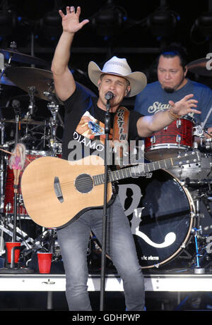 Bangor, ME, USA. 25th Aug, 2015. 17 July 2016 - Bangor, Maine - Dustin Lynch. ''Kill the Lights'' Tour held at Darling's Waterfront Pavilion. Photo Credit: Laura Farr/AdMedia © Laura Farr/AdMedia/ZUMA Wire/Alamy Live News Stock Photo