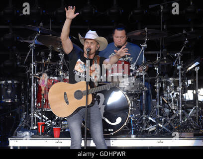 Bangor, ME, USA. 25th Aug, 2015. 17 July 2016 - Bangor, Maine - Dustin Lynch. ''Kill the Lights'' Tour held at Darling's Waterfront Pavilion. Photo Credit: Laura Farr/AdMedia © Laura Farr/AdMedia/ZUMA Wire/Alamy Live News Stock Photo