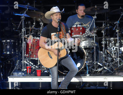 Bangor, ME, USA. 25th Aug, 2015. 17 July 2016 - Bangor, Maine - Dustin Lynch. ''Kill the Lights'' Tour held at Darling's Waterfront Pavilion. Photo Credit: Laura Farr/AdMedia © Laura Farr/AdMedia/ZUMA Wire/Alamy Live News Stock Photo