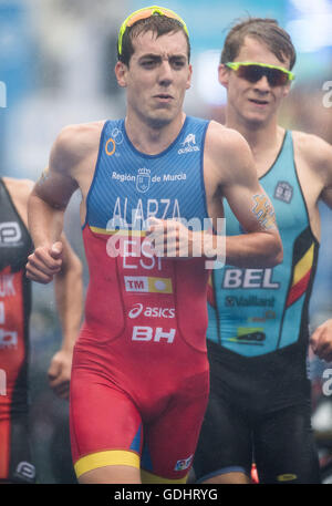 Hamburg, Germany. 16th July, 2016. Fernando Alarza (Spain) at the 7th station of the men's triathlon at the World Triathlon Series in Hamburg, Germany, 16 July 2016. Photo: LUKAS SCHULZE/dpa/Alamy Live News Stock Photo