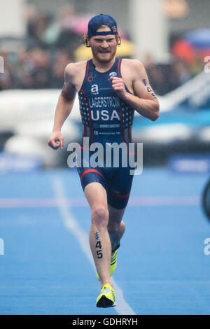 Hamburg, Germany. 16th July, 2016. Eric Lagerstrom (USA) at the 7th station of the men's triathlon at the World Triathlon Series in Hamburg, Germany, 16 July 2016. Photo: LUKAS SCHULZE/dpa/Alamy Live News Stock Photo