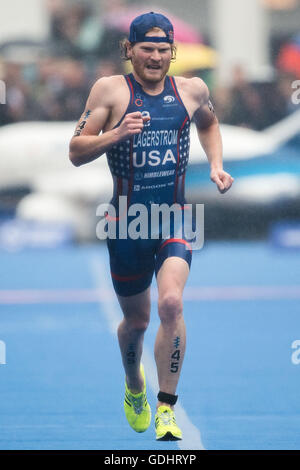 Hamburg, Germany. 16th July, 2016. Eric Lagerstrom (USA) at the 7th station of the men's triathlon at the World Triathlon Series in Hamburg, Germany, 16 July 2016. Photo: LUKAS SCHULZE/dpa/Alamy Live News Stock Photo