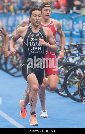 Hamburg, Germany. 16th July, 2016. Hirokatsu Tayama at the 7th station of the men's triathlon at the World Triathlon Series in Hamburg, Germany, 16 July 2016. Photo: LUKAS SCHULZE/dpa/Alamy Live News Stock Photo