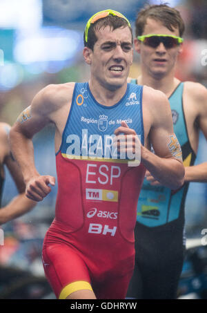 Hamburg, Germany. 16th July, 2016. Fernando Alarza (Spain) at the 7th station of the men's triathlon at the World Triathlon Series in Hamburg, Germany, 16 July 2016. Photo: LUKAS SCHULZE/dpa/Alamy Live News Stock Photo