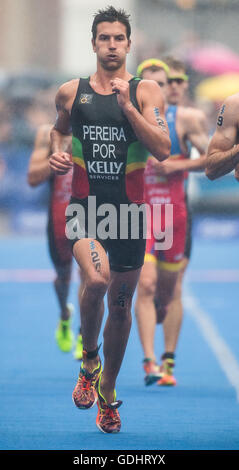 Hamburg, Germany. 16th July, 2016. Joao Pereira (Portugal) at the 7th station of the men's triathlon at the World Triathlon Series in Hamburg, Germany, 16 July 2016. Photo: LUKAS SCHULZE/dpa/Alamy Live News Stock Photo