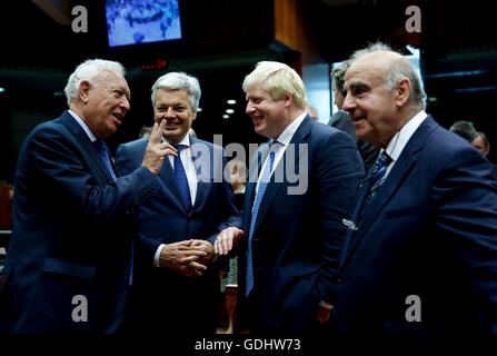 Brussels, Belgium. 18th July, 2016. Spanish Foreign Minister Jose Manuel Garcia-Margallo, Belgian Foreign Minister Didier Reynders, British Foreign Secretary Boris Johnson and Maltese Minister for Foreign Affairs George W. Vella (from L to R) talk prior to an EU foreign ministers' meeting at its headquarters in Brussels, Belgium, July 18, 2016. The meeting's agenda is expected to be focused on issues of anti-terrorism, Turkey and Syria. Credit:  Ye Pingfan/Xinhua/Alamy Live News