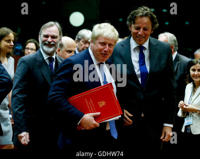 Brussels, Belgium. 18th July, 2016. British Foreign Secretary Boris Johnson (L, front) and Dutch Foreign Minister Bert Koenders (R, front) arrive at an EU foreign ministers' meeting at its headquarters in Brussels, Belgium, July 18, 2016. The meeting's agenda is expected to be focused on issues of anti-terrorism, Turkey and Syria. Credit:  Ye Pingfan/Xinhua/Alamy Live News