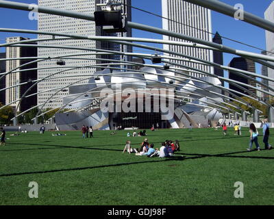 People lounging on a sunny day in Chicago's Millennium Park, Jay Pritzker Pavilion Stock Photo