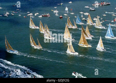 AJAXNETPHOTO. 1989. PORTSMOUTH, ENGLAND - START OF THE WHITBREAD ROUND THE WORLD RACE IN THE SOLENT. PHOTO:AJAX NEWS PHOTOS REF:WRTWR 1989 (A) Stock Photo