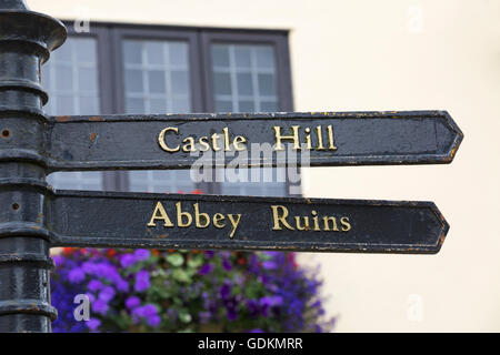 Signpost showing direction to Castle Hill and Abbey Ruins at Shaftesbury, Dorset in July Stock Photo