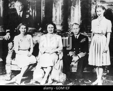 The Royal Family of Britain, including Princess Elizabeth's fiance Lt Philip Mountbatten. Left to right: Lt Mountbatten, Princess Elizabeth, Queen Elizabeth, King George VI and Princess Margaret Rose. Stock Photo