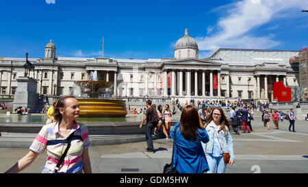 Trafalgar Square, London, UK 18 July 2016 - Tourists and locals bask in glorious sunshine during lunchtime in Trafalgar Square on the hot day in the capital as temperatures are predicted to soar to 30 degrees celsius. Credit:  Dinendra Haria/Alamy Live News
