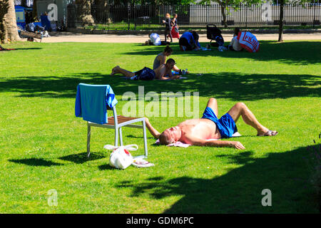 Greenwich, London, UK. 18th July 2016. People make the most of the sunshine and hot temperatures in Greenwich Park. Credit:  Imageplotter News and Sports/Alamy Live News Stock Photo