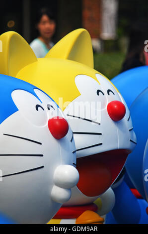 Tokyo, Japan. 16th July, 2016. People past near figures of anime manga character Doraemon displayed at Tokyo's Roppongi Hills Shopping Center in Tokyo Japan. July 14, 2016. Photo by: Ramiro Agustin Vargas Tabares © Ramiro Agustin Vargas Tabares/ZUMA Wire/Alamy Live News Stock Photo