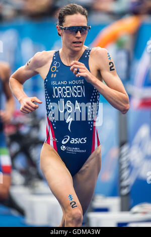 Hamburg, Germany. 16th July, 2016. Gwen Jorgensen (USA) runs in the women's triathlon at the World Triathlon Series - 7th Stop in Hamburg, Germany, 16 July 2016. Photo: LUKAS SCHULZE/dpa/Alamy Live News Stock Photo