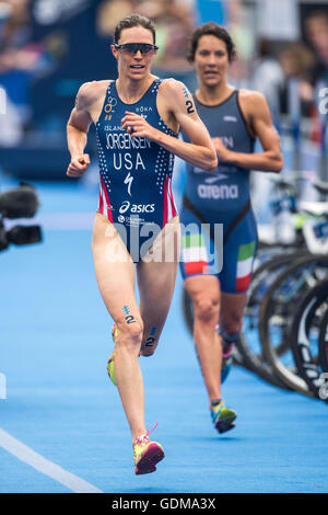 Hamburg, Germany. 16th July, 2016. Gwen Jorgensen (USA) runs in the women's triathlon at the World Triathlon Series - 7th Stop in Hamburg, Germany, 16 July 2016. Photo: LUKAS SCHULZE/dpa/Alamy Live News Stock Photo