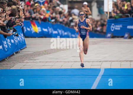 Hamburg, Germany. 16th July, 2016. Katie Zaferes (USA) arrives to the finish line at the women's triathlon at the World Triathlon Series - 7th Stop in Hamburg, Germany, 16 July 2016. Photo: LUKAS SCHULZE/dpa/Alamy Live News Stock Photo