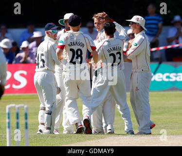 Southport and Birkdale Cricket Club, Southport, UK. 19th July, 2016. Specsavers County Championship Cricket. Lancashire celebrate the fall of the first Durham 2nd innings wicket after Kyle Jarvis (centre, facing) takes the wicket of Durham batsman Mark Stoneman. Lancashire versus Durham. Durham started the day requiring 247 to win the match with all ten second innings wickets standing. Credit:  Action Plus Sports Images/Alamy Live News Stock Photo