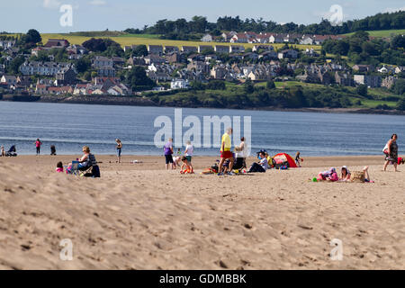 Dundee, Tayside, Scotland, UK. July 19th 2016: UK Weather. Crowds of sunbathers gather on Broughty Ferry beach in Dundee enjoying the July heatwave with temperatures soaring to 27 °C. Credit: Dundee Photographics / Alamy Live News