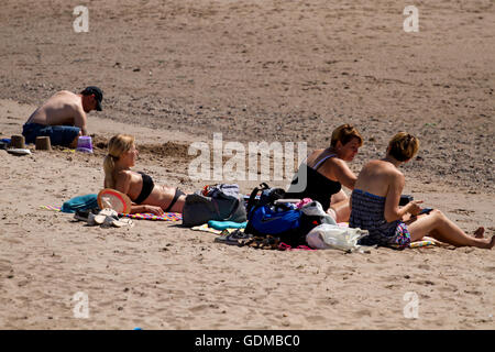 Dundee, Tayside, Scotland, UK. July 19th 2016: UK Weather. Crowds of sunbathers gather on Broughty Ferry beach in Dundee enjoying the July heatwave with temperatures soaring to 27 °C. Credit: Dundee Photographics / Alamy Live News