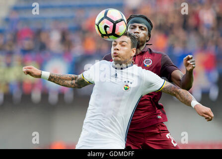 Gregory van der Wiel, left, and Marquinhos of Paris Saint-Germain football  club prepare to cut the ribbon during the opening ceremony for the Pop up S  Stock Photo - Alamy