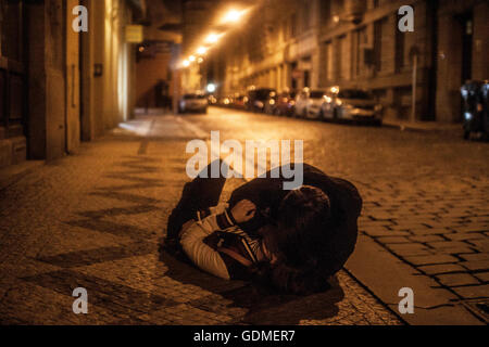 Prague, Czech Republic. 6th Feb, 2015. Couple is kissing on the street at 3 am in Prague's city center. © David Tesinsky/ZUMA Wire/Alamy Live News Stock Photo