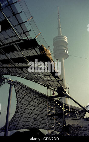 The Munich Olympic Park, site of the Olympic Games, under construction. Münchner Zeltdach mit Fernsehturm in der Bauzeit für die Olympischen Spiele. Stock Photo