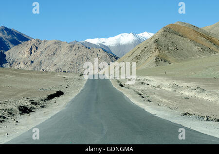 Straight road through mountain landscape near Leh, Leh to Srinagar Road, Ladakh, Jammu and Kashmir, India. Stock Photo