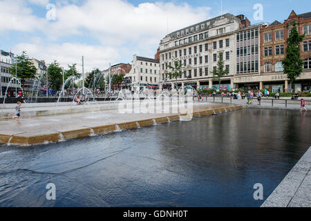 Slab and Granite water feature and fountains in Nottinghams Old Market Square with the Debenhams building in the background Stock Photo